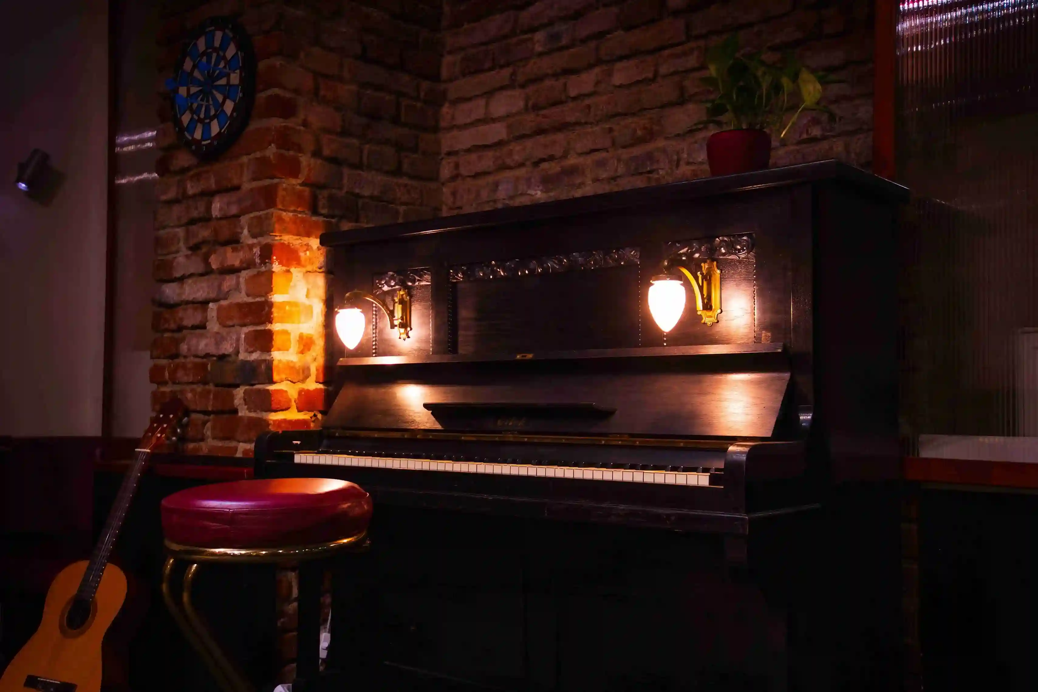 Bar piano